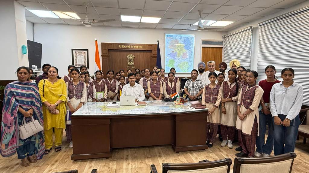 Government school students visit government offices under Chetna Project